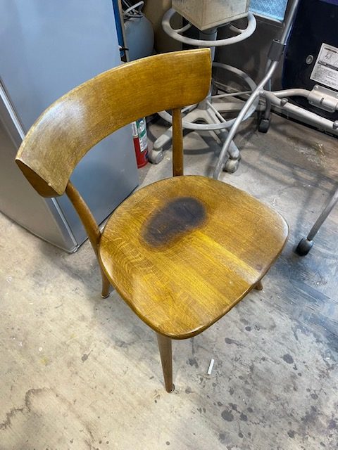 座面に傷みのある椅子の修繕前写真