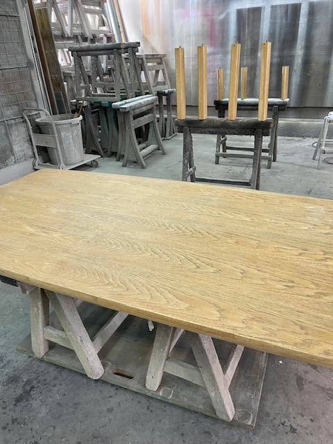 テーブル下地調整中の写真